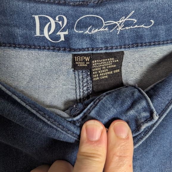 DG2 Diane Gilman Denim Blue Capri Crop Jeans Multicolor Floral Embroidered 18W - Picture 5 of 6